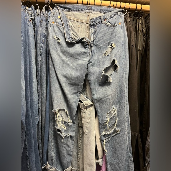 Distressed GAP denim jeans easy taper - Picture 2 of 4